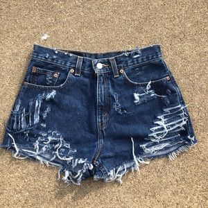 distressed levi shorts